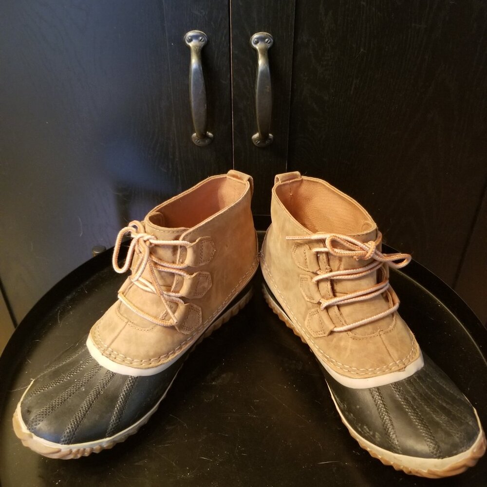 Sorel waterproof boots. Navy rubber and beige leather. Size 9W. - Picture 6 of 9